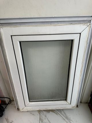 Ventana de baño blanca