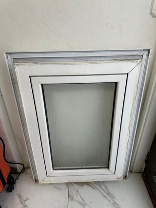 Ventana de baño blanca