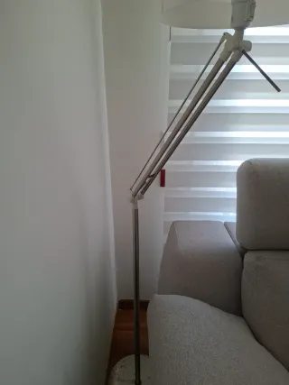 Lámpara de lectura plateada y blanca