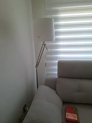 Lámpara de lectura plateada y blanca