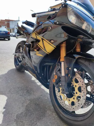 Yamaha R1 2006 Negra y Dorada