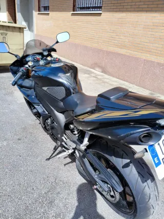 Yamaha R1 2006 Negra y Dorada