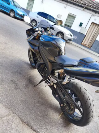 Yamaha R1 2006 Negra y Dorada
