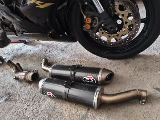 Yamaha R1 2006 Negra y Dorada