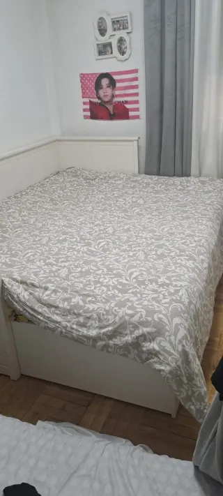 Cama individual blanca con cajones