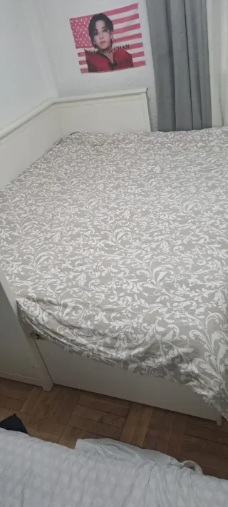 Cama individual blanca con cajones