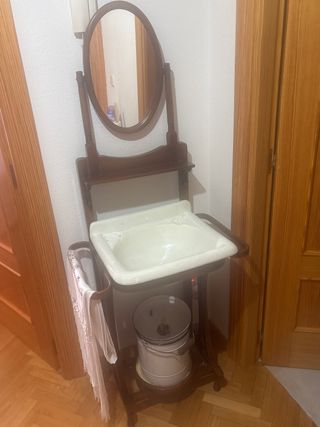 Lavabo antiguo de madera y cerámica