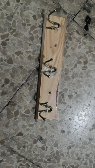 Percha de madera con 3 ganchos