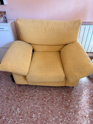 Sillón amarillo de tela