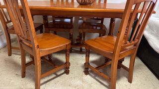 Mesa de comedor de madera con 4 sillas