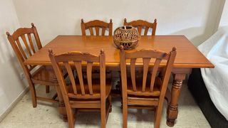 Mesa de comedor de madera con 4 sillas
