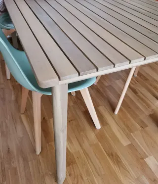 Mesa de comedor de madera