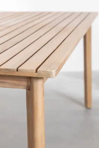 Mesa de comedor de madera