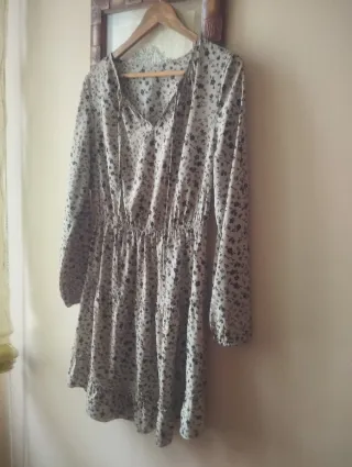 Vestido beige con estampado floral negro