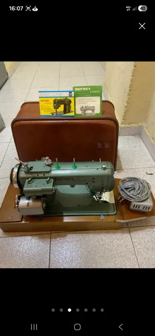 Máquina de coser Refrey con maletín