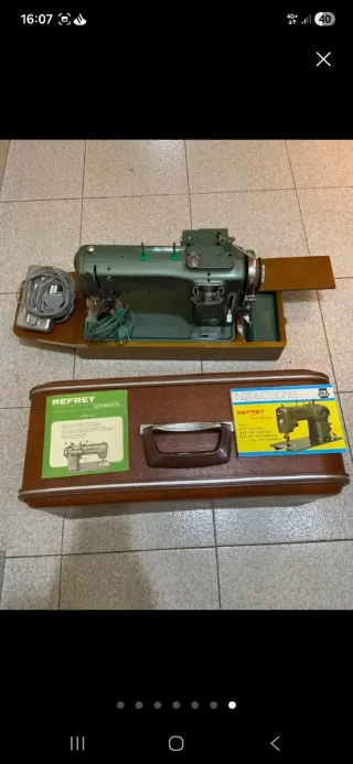 Máquina de coser Refrey con maletín
