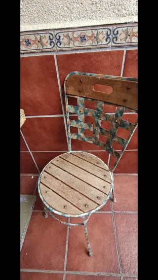 Mesa y 2 sillas forja y madera