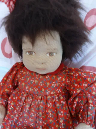 Bambola di stoffa con vestito rosso