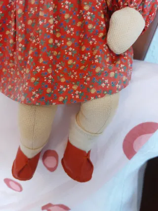 Bambola di stoffa con vestito rosso