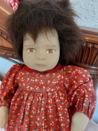 Bambola di stoffa con vestito rosso