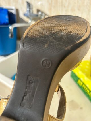 Zapatos de tacón Pitillos dorados mujer