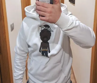 Sudadera blanca con dibujo de muñeco