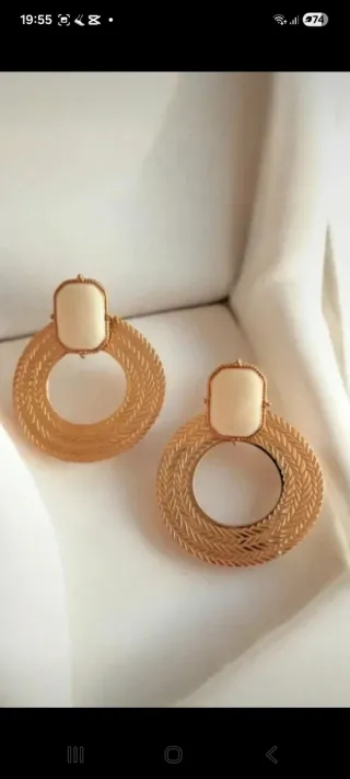 Pendientes Zara dorados y beige