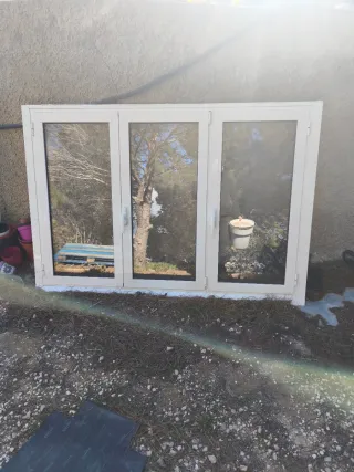 Ventana de aluminio blanca