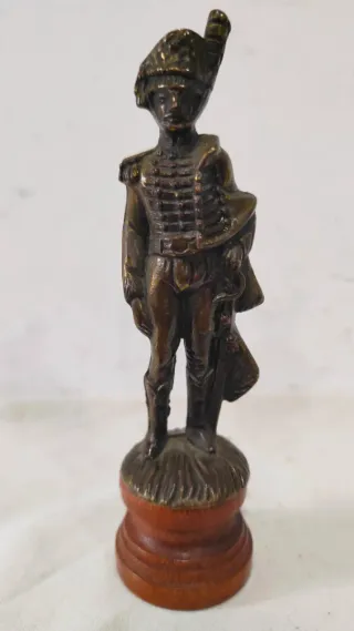Antigua estatuilla bronce húsar francés