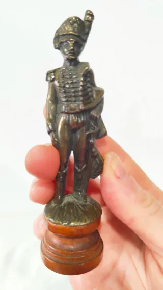 Antigua estatuilla bronce húsar francés