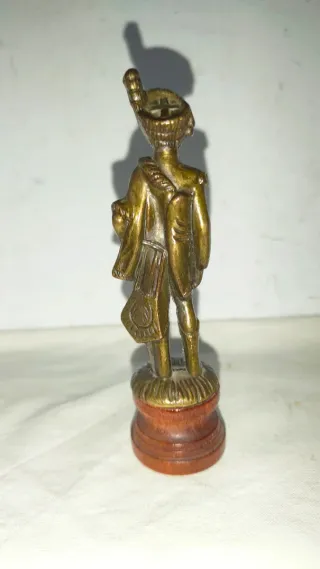 Antigua estatuilla bronce húsar francés