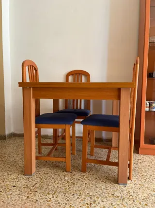 Mesa de comedor y 4 sillas de madera