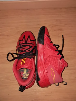 Zapatillas Baloncesto Puma Rojas y Negras