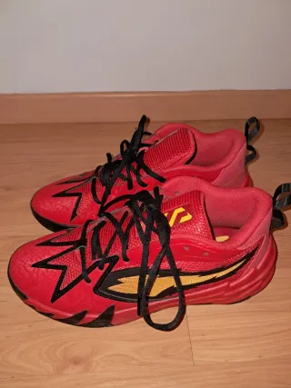 Zapatillas Baloncesto Puma Rojas y Negras