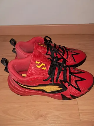 Zapatillas Baloncesto Puma Rojas y Negras