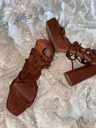 Tacones plataforma cordones marrón