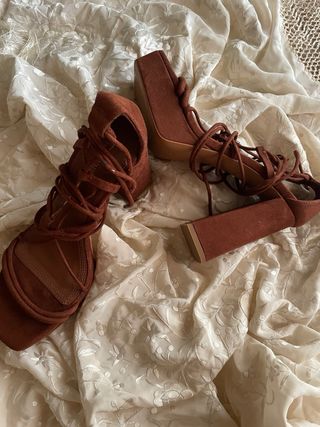 Tacones plataforma cordones marrón