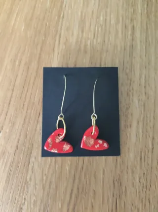 Pendientes Corazón Rojo con Detalles Dorados