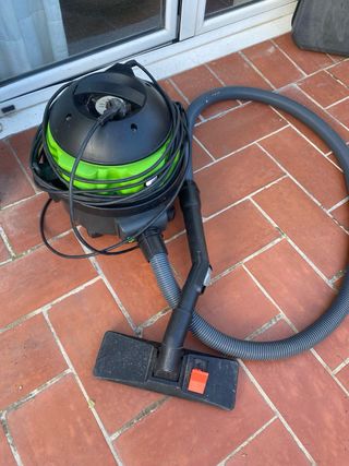Aspiradora de cable negra y verde
