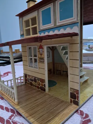 Casita de muñecas de plástico