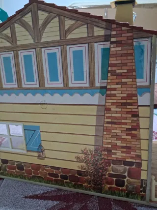 Casita de muñecas de plástico