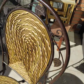 Silla de hierro y mimbre tejido a mano. Plegables.