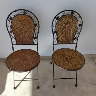Silla de hierro y mimbre tejido a mano. Plegables.
