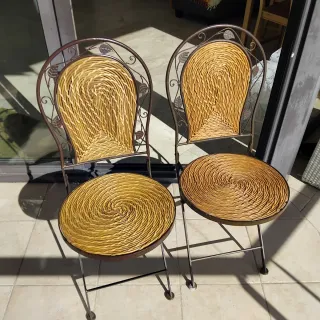 Silla de hierro y mimbre tejido a mano. Plegables.