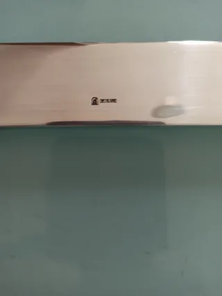 Bandeja decorativa metal y madera 37 cm x 37 cm.