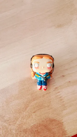 Figura Max levitando