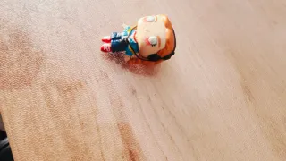 Figura Max levitando