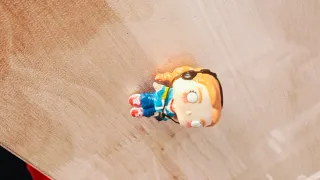 Figura Max levitando