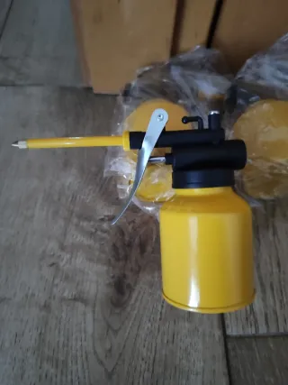 Aceitera Metálica Amarilla Nueva a estrenar