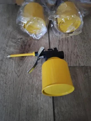 Aceitera Metálica Amarilla Nueva a estrenar